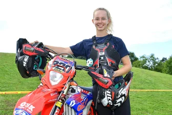 Junge Enduro-Pilotin nach dem Gewinn des EM-Titels: "Das ist einfach nur geil" - Viel Grund zum Strahlen: Tanja Schlosser aus Weißenborn ist frischgebackene Enduro-Europameisterin in der Damenklasse. 