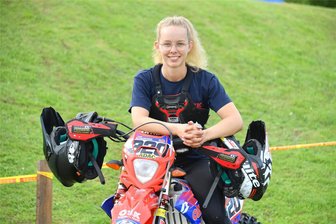 Junge Enduro-Pilotin zeigt Herren den Auspuff - Sensationeller Erfolg: Tanja Schlosser aus Weißenborn wurde beim deutschen Enduro-Cup in Großlöbichau Gesamtdritte. Dabei hatte sie mehr als 80 männlichen Enduro-Kollegen das Hinterrad gezeigt.