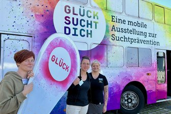 Junge Erzgebirger auf der Suche nach dem Glück – doch was ist Glück eigentlich? - Tina Seemann, Anja Schöniger und Jenny Morgenstern (v. l.) am Glück-sucht-Dich-Bus vor der Jenaplanschule in Markersbach.