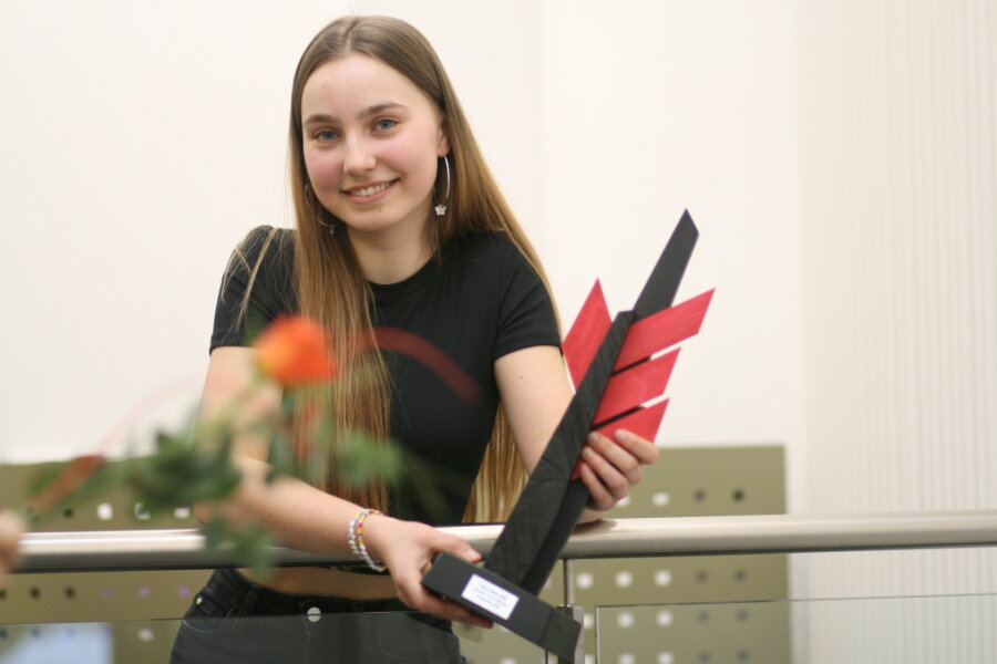 Junge Erzgebirger räumen bei Literatur-Wettbewerb ab - Lilli Steinert aus Neukirchen erhielt für ihr Gedicht den Jurypreis Lyrik.