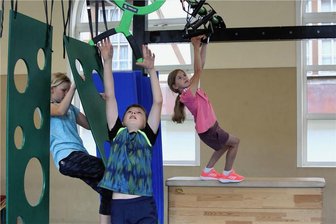 Junge Erzgebirger stellen ihre Sportlichkeit bei Ninja Warrior unter Beweis - Hangeln, Klettern, Springen - wer den Parcours bezwingen will, der braucht Kraft, Kondition und Geschick.