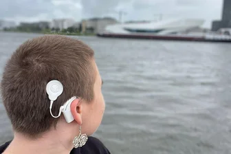 Junge Erzgebirgerin trägt ein Cochlea-Implantat, um den Klang des Lebens zu hören - Miriam Müller trägt seit ihrem zweiten Lebensjahr ein Cochlea-Implantat, das ihr das Hören ermöglicht. Dazu wurden ihr ein Umwandler und zwei Elektroden im Gehirn eingepflanzt. Der Sprachprozessor sitzt hinterm Ohr.
