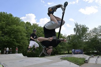 Junge Extremsportler hoffen auf ihren Traum: Entsteht in Zwickau die größte Skatehalle Deutschlands? - Lias Hässlbarth (vorn) und Pascal Pyrdok zeigen Scooter-Tricks im der Sport-Anlage Mercyland in Zwickau.