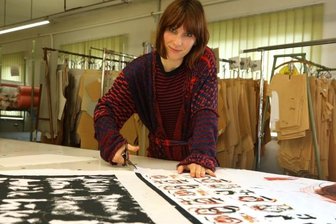 Junge Fabrikantin auf Expansionskurs - Sylvia Weber ist neu an Bord der Sara Linke GmbH und kümmert sich um Schnitte und künstlerische Auftragsdesigns.
