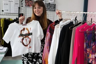 Junge Fabrikantin auf Expansionskurs - Sara Linke zeigt Teile ihrer eigenen Kollektion. Designs, Farben und Muster stammen vom Schweizer Künstler Beat Toniolo. Die Begegnung erfolgte zufällig, entpuppte sich aber als äußerst fruchtbar für die junge Geschäftsführerin und Modedesignerin.