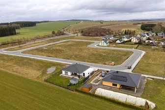 Junge Familien können sich Wohneigentum kaum noch leisten - Höhere Zinsen und steigende Baukosten: In vielen Baugebieten wie hier in Lauta bei Marienberg haben die Bauherren ihren Baubeginn verzögert oder abgesagt. Foto: Kristian Hahn