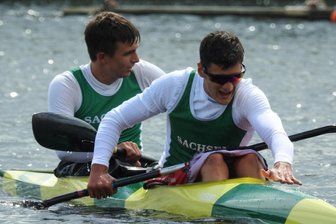 Junge Flöhaer fischen Edelmetall - Paddelten bei der DM in Hamburg zu Silber im K 2 über 500 Meter: Nils Neumann (vorn) und Franz Krones vom KSV Flöha. Beide Talente lernen und trainieren seit 2018 am Stützpunkt des KC Dresden, ihre Trainerin dort ist Heike Gußer. 