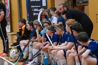 Junge Floorballer begeistern bei Titelkämpfen in eigener Halle - Julian Rüger, Bundesligaspieler bei den Herren der Floorfighters und außerdem deutscher Nationalspieler, trainiert die U 13 des Chemnitzer Vereins.