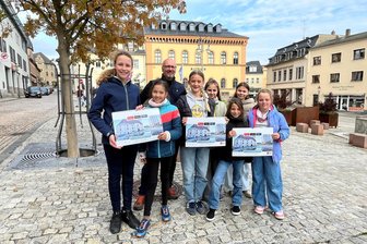 Junge Fotografen aus Reichenbach stellen ihren Familienkalender für 2026 vor - Mitglieder der Foto-AG sind in der Stadt unterwegs und verteilen ihren Kalender für 2026.