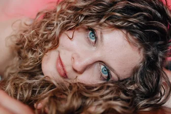 Junge Frankenberger Musikerin entführt Zuhörer in ihre Welt - Gastiert am Sonntag ab 16 Uhr mit Band beim Stadtfest in Frankenberg: Luise Liebisch.