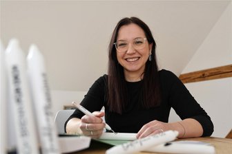 Junge Frau aus dem Erzgebirge brennt für kreative Sprüche auf Kerzen - In ihrem Kreativzimmer fertig Tina Egerer-Schlegel ihre Kerzen.