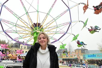 Junge Frau entscheidet sich für das Schaustellergeschäft und könnte damit eine Tradition der Erlbacher Kirwe retten - Die 20-jährige Schaustellerin Vanessa Berger aus Kühnhaide ist mit ihrem Twister „Fying Queens“ das erste Mal bei der Kirwe in Erlbach.