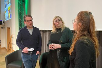 Junge Frau in Freiberg niedergeschlagen: Angriffe auf Akteure politischer Bildung nehmen zu - Thomas Laux, Jenny Fritzsche und Teresa Lindenauer diskutieren über die Bedrohung durch rechte Gewalt in Freiberg.