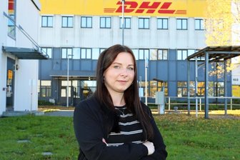 Junge Frau ist bei der Post angekommen - Anna Gessinger macht ihr Job im Paketzentrum Neumark Freude.