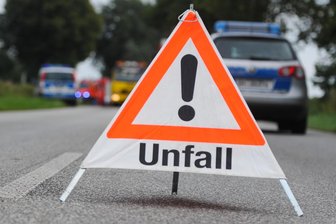 Junge Frau prallt in Plauen mit Auto gegen Baum - Einen Unfall musste die Polizei am Sonntagabend in Plauen aufnehmen.