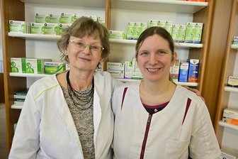 Junge Frau übernimmt Apotheke im Vogtland - Sonja Stöhr (links) war mit ihrer Rats-Apotheke eine Institution in Oelsnitz. Ihr Nachfolgerin Sandra Kretzschmar will es auch sein.