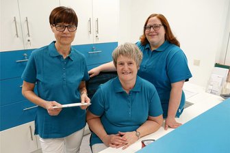 Junge Frauenärztin übernimmt Praxis in Gornau - Als medizinische Fachangestellte werden Kerstin Arnold und Viola Weber die neue Gornauer Frauenärztin Claire Delankage (von links) bei ihrer täglichen Arbeit unterstützen.