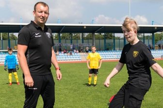 Junge Freiberger bleiben am Ball - Sebastian May (l.), der Trainer der Freiberger D-Junioren-Fußballer, darf seine Spieler weiterhin trainieren - anders als im vergangenen Lockdown, als aus der Not heraus eine großartige Spendenaktion entstand: Die BSC-Kicker liefen mehr als 1100 Kilometer - die Strecke von Freiberg bis Liverpool - und sammelten über 5700 Euro für eine Therapie des schwerkranken Leon (r.).