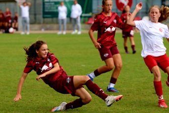 Junge Fußballerin aus dem Erzgebirge spielt ihre Stärken in der Heimat und bei RB Leipzig aus - Fabienne Blaschke (l.) hat das Fußball-Gen von ihrem Opa geerbt. Mit zwölf Jahren spielt sie schon für RB Leipzig, vergisst aber auch ihre Wurzeln nicht.
