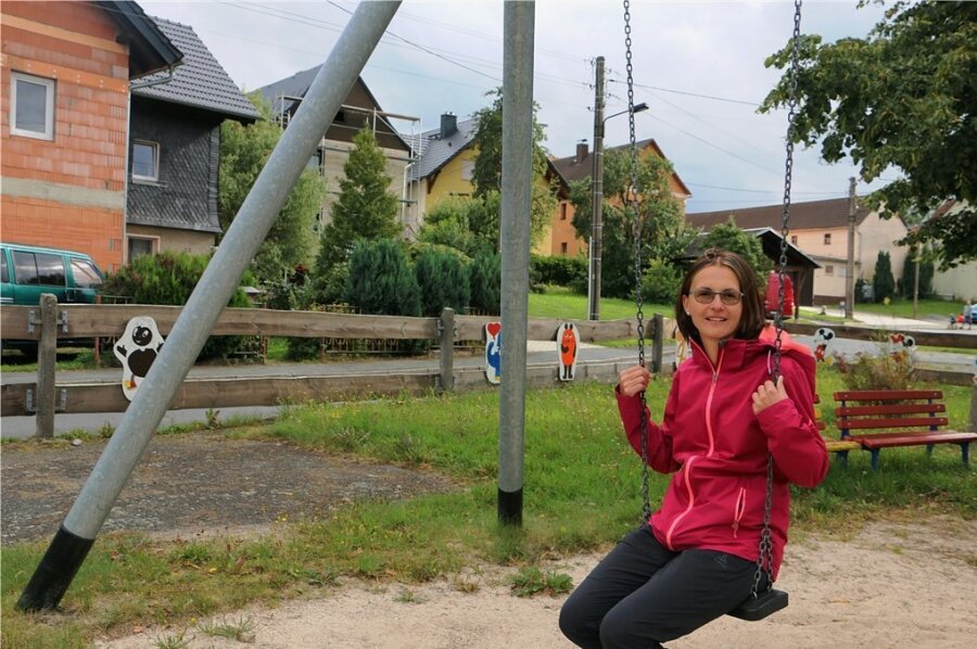 Junge Generation bringt Thierbach voran - Ortsvorsteherin Kristin Winkler auf dem Kinderspielplatz. Den Zaun haben die Thierbacher Muttis selbst mit bunten Motiven verschönert.