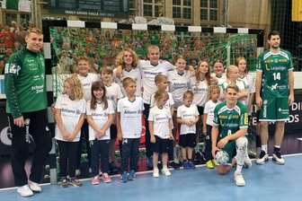 Junge Geringswalder Handballer schnuppern Bundesliga-Luft - Die Handballtalente des Geringswalder HV waren Einlaufkinder beim Bundesliga-Spiel des SC DHfK Leipzig gegen den HC Erlangen. Hier gesellten sich noch Kristian Saeverås (l.), Andri Rúnarsson und Marco Mamić (r.) dazu.