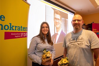 Junge Gesichter bei der Vogtland-FDP - mit diesem Trio geht’s in den Landtags-Wahlkampf - Die FDP-Direktkandidaten des Vogtlands für die Landtagswahl: Neben Luisa Strobel treten Torsten Schnurre und Lino Markfort in den drei Wahlkreisen an. Lino Markfort ist derzeit beruflich in Chicago und war bei der Nominierungsveranstaltung im Plauener „Alexandra“ per Videobotschaft zu erleben.