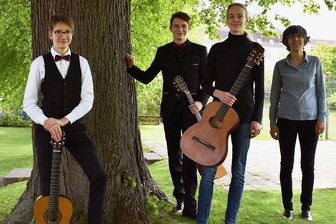 Junge Gitarristen aus Freiberg auf Bundesebene erfolgreich - Die Gitarristen Theodor Dorotsky, Marko Dorotsky und Jaron Rittmeister der Musikschule Freiberg, hier mit ihrer Musikpädagogin Martina Bunk, musizierten erfolgreich beim Bundewettbewerb "Jugend musiziert". 