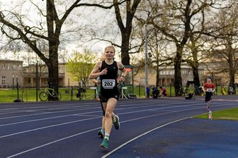 Junge Glauchauerin zwischen Medizinstudium und Lauf-Leidenschaft - Luisa Bayer von der TSG Glauchau bei einem Stundenlauf in Leipzig. Die 22-Jährige hat schon beachtliche Platzierungen erkämpft.