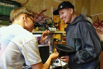 Junge Hacker am Werk: Was technikbegeisterte Kinder und Jugendliche im Chaostreff Chemnitz lernen - Ruben (l.) und Benjamin sind regelmäßige Besucher im Chaostreff. Gerade basteln sie an einem Lautsprecher für ihr Gaming-Setup der Marke Eigenbau.