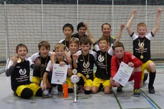 Junge Halsbrücker Kicker dürfen beim Budenzauber zuerst jubeln - Erster Titelträger der neuen Hallensaison: die E-Junioren-Kicker des VfB Saxonia Halsbrücke.