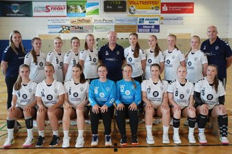 Junge Handballerinnen aus dem Erzgebirge schreiben Vereinsgeschichte - Die B-Jugend-Handballerinnen der SG Zschorlau/Schneeberg starten diesen Sonnabend ins Abenteuer Regionalliga. Trainiert werden sie von Bernd Groh (2. Reihe Mitte) und Uwe Biegerl (rechts) sowie Linda Putzker (links).