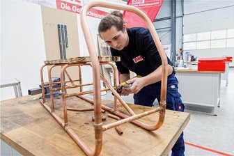 Junge Handwerker wetteifern im Erzgebirge um jeden Millimeter - Der 18-jährige Lennart Seidel aus dem vogtländischen Oberzwota hat für Übungszwecke zum Thema Löten einen Schlitten konstruiert.