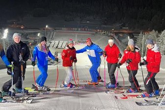 Junge Helfer sichern den Skisprung-Weltcup in Klingenthal ab -