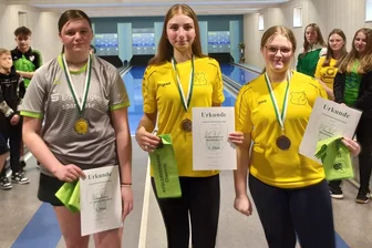 Junge Hirschfelder Keglerinnen mit glänzendem Auftritt im Erzgebirge - Zu zweit unter den besten Drei: Emma Hettmann (M.) und Cora Keller (r.) räumten bei den Bezirksmeisterschaften der U 14 Gold und Bronze ab.