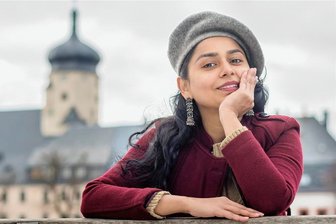 Junge Inderin kommt ins Erzgebirge, um etwas zu erleben, das in ihrer Heimat undenkbar wäre - Die Inderin Yamini Mahajan auf dem Marienberger Marktplatz. Sie interessiert sich für die Verbrechen im Erzgebirge, ist aber auch der Liebe wegen in der Stadt.