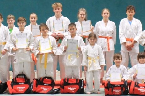 Junge Judoka sind stolz auf ihre neuen Gürtel - Stolz präsentieren sich die Thumer Judoka nach der erfolgreichen Gürtelprüfung. 