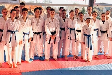 Junge Kämpfer gemeinsam auf der Matte - Neun Rochlitzer Karateka waren beim Lehrgang in Wettringen dabei, um sich auf kommende Aufgaben vorzubereiten. 