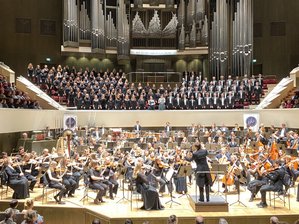 Podium voll, Saal voll: Orchester und Chor der Jungen Kammerphilharmonie Sachsen wuchsen bei ihrem Konzert im Leipziger Gewandhaus am Freitagabend unter Leitung von Benedikt Kantert förmlich über sich hinaus. 