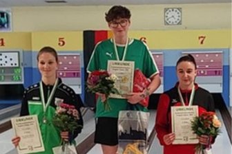 Junge Keglerin aus Bernsbach löst in Bautzen das Ticket für München - Frances Frölich (Mitte) vom SV Saxonia Bernsbach hat sich für die deutsche Meisterschaft qualifiziert.