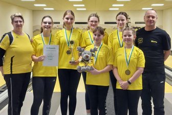 Junge Keglerinnen aus Mittelsachsen räumen im Vogtland ab - Grund zum Strahlen: die U-14-Mädchen des Hirschfelder SV sind neuer Bezirksmannschaftsmeister ihrer Altersklasse.