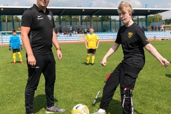 Junge Kicker bleiben am Ball - Sebastian May (l.), der D-Jugend-Trainer der BSC-Kicker, darf seine Spieler weiterhin trainieren - anders als im vergangenen Lockdown, als aus der Not heraus eine großartige Spendenaktion entstand. Über 5700 Euro sammelten die Freiberger für den schwerkranken Leon (r.). 