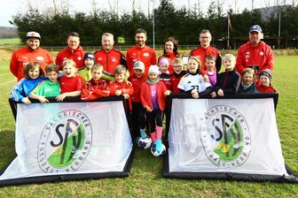Junge Kicker erleben besonderen Tag mit DFB-Mobil in Steinbach - Marco Rüger (2. v. l.) und Klaus Scholz (r.) trainierten in Steinbach die Bambini.