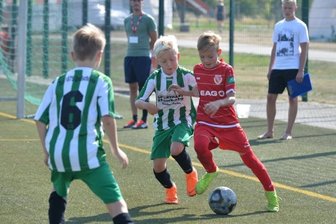 Junge Kicker haben das große Los gezogen - Starke Gäste: 2019 trafen die jungen Kicker des TuS Großschirma um Ben Stephan (M.) unter anderem auf Energie Cottbus. 