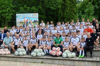Junge Kicker treffen Helden -