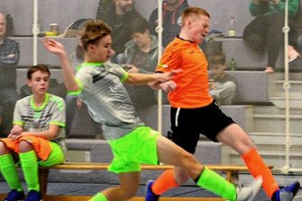 Junge Kicker wieder auf Torejagd - Die Striegistaler B-Junioren machten bei ihrem Heimturnier ein gute Figur. Hier spitzelt Lennox Schätzler (r.) den Ball an seinem Dresdner Gegenspieler vorbei.