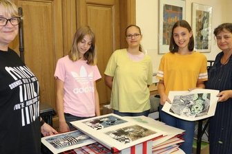 Junge Künstlerinnen und ihre Lieblingstiere - Evelyn Loew (l.) und Annette Fritzsch (r.) mit den Teilnehmerinnen Alma Luise Gau (12) , Tabea Hunger (15) und Liana Kämpf (14). 