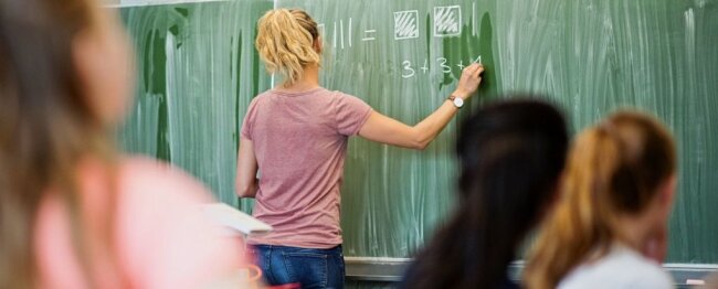 Junge Lehrer entscheiden sich fürs Land - Rund 2000 Lehrerinnen und Lehrer müssten nach neuesten Erkenntnissen pro Jahr in Sachsen eingestellt werden, um alle Abgänge auszugleichen. Ausreichend Bewerber dafür gibt es bislang nicht. Experten raten deswegen zu ungewöhnlichen Schritten. 