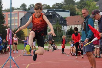 Junge Leichtahleten aus Schwarzenberg stellen ihre persönlichen Bestleistungen ein - Hannes Linnebank von der WSG Schwarzenberg-Wildenau – hier beim Weitsprung – überzeugte beim Sportfest in Gornsdorf auf ganzer Linie. Foto: Marcus Wagner/Verein