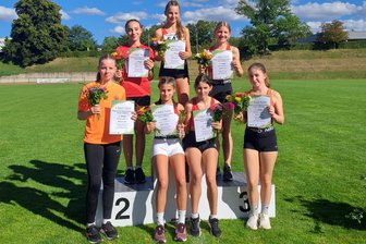 Junge Leichtathleten aus dem Erzgebirge glänzen mit Weiten und Teamgeist - Die U-14-Mädchen der Startgemeinschaft Erzgebirge waren in Frankenberg eine Klasse für sich.