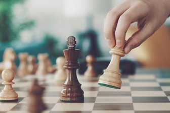 Junge Lengefelderin hält die Schach-Fahne hoch - Die Schach-Talente des Bezirks griffen diesmal in Schneeberg zu den Figuren.